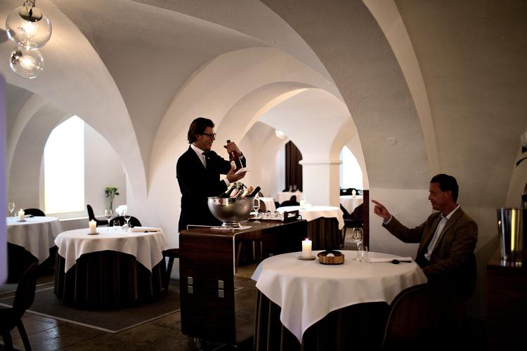 Michelinguiden for de nordiske lande udkommer også i år, og selv påstår den franske dækgigant, at de bedømmer restauranterne for 2020.  Her er det den to-stjernede Michelin-restaurant AOC i København. Foto: Joachim Adrian/POLFOTO