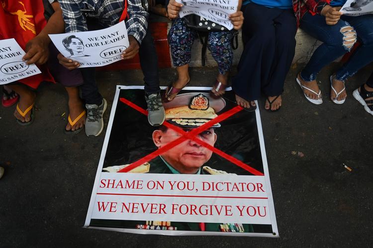 Torsdag er der igen nye demonstrationer i Myanmar som her i hovedbyen Yangon. Foto: Sai Aung Main/Ritzau Scanpix