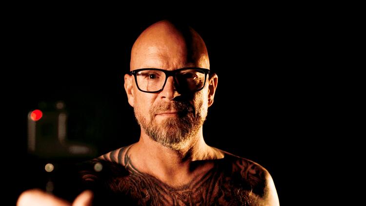 Den forhenværende rocker og slagsbror Rolf hjælper vildfarne får til et bedre og mere renfærdigt liv uden stoffer og vold.  Foto: Sune Bruus Hempler/TV 2