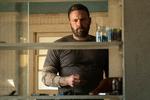 Ben Affleck har før spillet både Batman og førsteelsker, men det er i de mange roller som jævn mand, at han er bedre end de fleste.  Foto: HBO Nordic