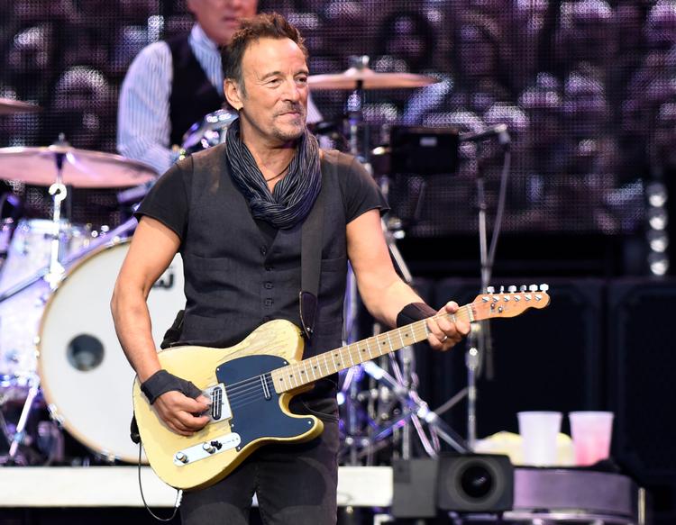 Springsteen, som det store publikum kender og elsker ham, i fuld kontrol over musik og publikum – her i San Sebastian i 2016. Nu er han sigtet for spirituskørsel. Foto: Ander Gillenea/Ritzau Scanpix