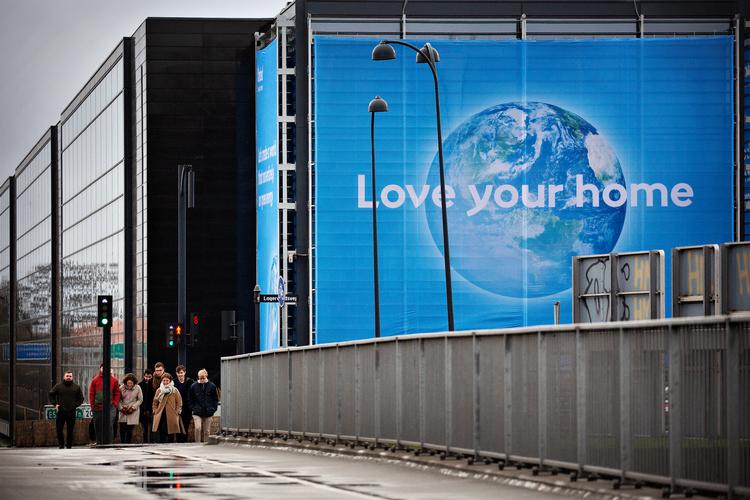 Ørsted dekorerede i januar sidste år sin bygning i København med en gigantisk globus. To måneder senere lukkede Danmark og verden ned, og aktierne styrtdykkede, inden de tog revanche. En revanche, som blandt andre ATP har tjent på.  Foto: Martin Lehmann/POLFOTO