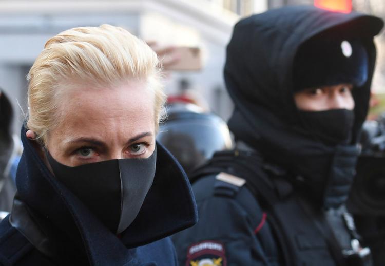 Julia Navalnaja har støttet sin mand 100 procent under hans stadig mere dramatiske korstog mod Putin. Her ankommer hun 2. februar til den retssal, hvor Aleksej Navalnyj blev idømt knapt tre år i en straffekoloni. Foto: Natalia Kolesnikova/Ritzau Scanpix