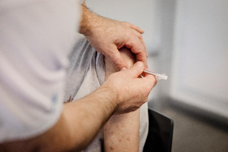 Mange ældre er blevet indkaldt til vaccination, men det er et helvede at bestille tid.  Foto: Valdemar Ren