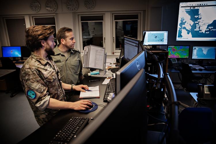 På Arktisk kommando i Nuuk har forsvaret i en årrække eksperimenteret med brug af billeder fra civile satellitter. Nu bliver store droner hjertet i overvågningen af havet ved Grønland. Foto: Martin Lehmann/POLFOTO