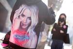 Britney Spears-fans i massevis var samlet foran retten i Los Angeles torsdag.  Foto: Mike Blake/Ritzau Scanpix