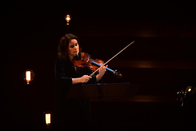 Kopatchinskaja fotograferet torsdag aften i den mørklagte sal i Koncerthuset. Foto: Søren Krabbe