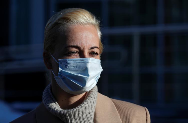 AGENT. Det russiske styre og dets tro væbnere frygter for ægteparret Navalnyj, så nu skal de stemples og behandles som 'fremmede agenter'. Foto: Evgenia Novozhenina/Ritzau Scanpix