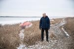 Claus Vestmark går hver dage lange ture langs Limfjorden tæt på familiens hjem. Han har brug for det lange blik ud over havet og fornemmelse af rum og luft og plads til tanker. Foto: Cathrine Ertmann