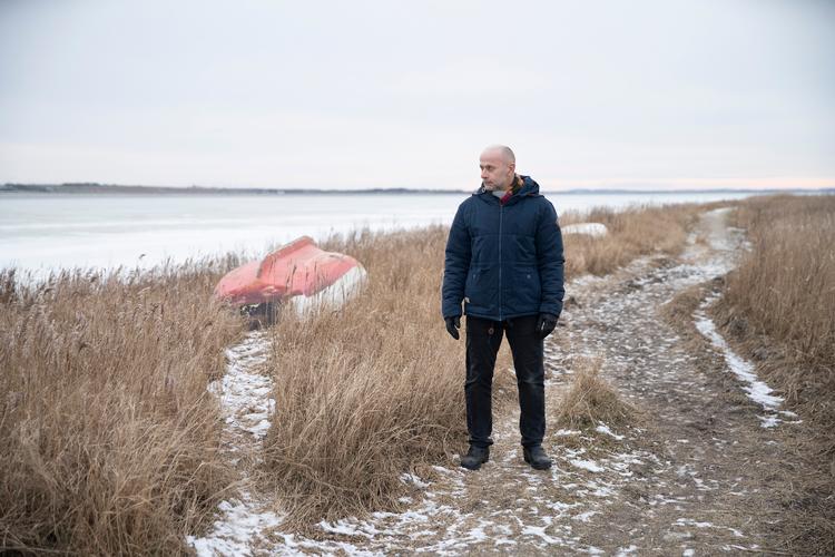 Claus Vestmark går hver dage lange ture langs Limfjorden tæt på familiens hjem. Han har brug for det lange blik ud over havet og fornemmelse af rum og luft og plads til tanker. Foto: Cathrine Ertmann