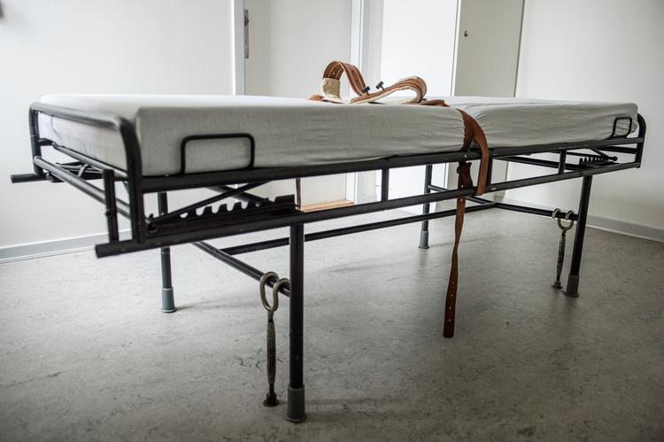 Der er skruet lidt ned for brugen af bæltefikseringer, til gengæld er der skruet op for brugen af anden tvang mod psykiatriske patienter. Sundhedsministeriets indsats har været utilfredsstillende, mener statsrevisorerne. Arkivfoto.  Foto: Kenneth Lysbjerg Koustrup/POLFOTO