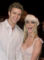 Britney Spears og Justin Timberlake ses her i 2002. De dannede som helt unge par, men nu undskylder Justin Timberlake overfor Britney Spears. Han er blevet beskyldt for at søsætte en smædekampagne efter deres brud.  Foto: Fred Prouser/Ritzau Scanpix