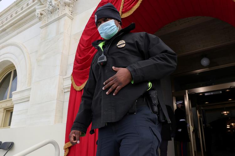 Eugene Goodman er tildelt en æresmedalje for heltemodig indsats, da Trump-tilhængere trængte ind i Kongressen. Goodman forsøgte at lede gruppen af indtrængere væk fra vicepræsident Mike Pence.  Foto: Jonathan Ernst/Ritzau Scanpix