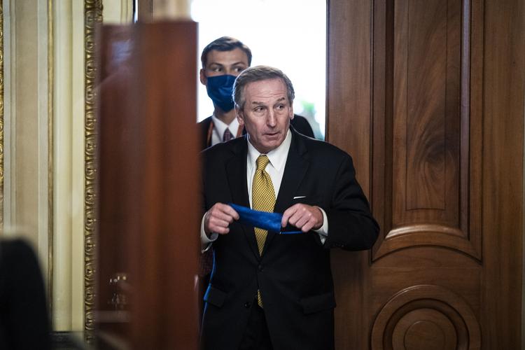 En af Trumps fire forsvarsadvokater i rigsretssagen, Michael van der Veen, ankommer her til Senatet fredag 12. februar.   Foto: Pool/Ritzau Scanpix