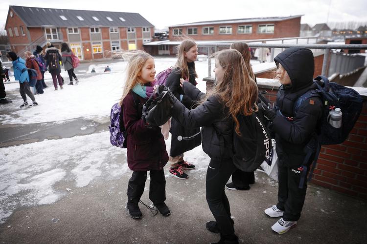  Eleverne fra 0. til 4. klasse har fået lov at vende tilbage. De resterende kan få lov at vende tilbage i dele af landet 1. marts, mener Enhedslisten.  
