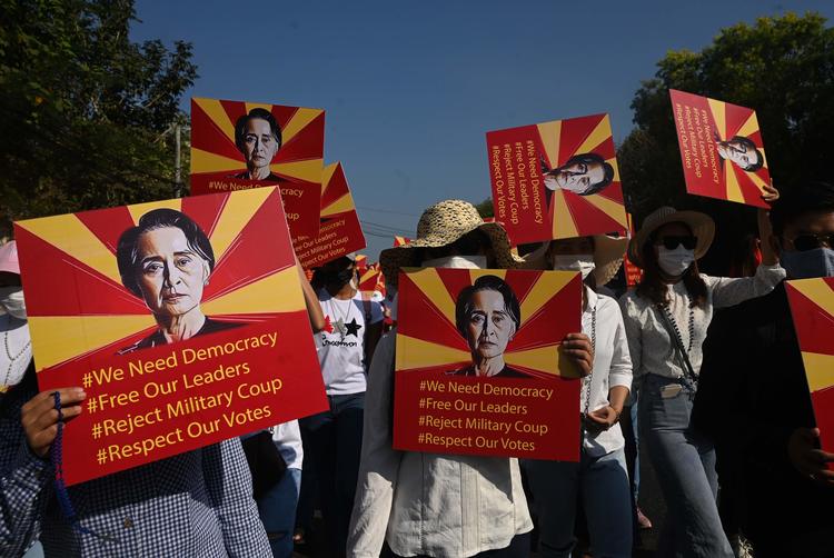 Demonstranter er søndag igen på gaden i Myanmars hovedby Yangon. Foto: Sai Aung Main/Ritzau Scanpix