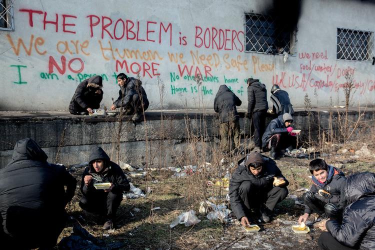 tusinder af flygtninge og migranter er strandet i Serbien i vinterkulden. 12 graders kulde, fordi Kroatien og Ungarn møder dem med hegn, så de ikke kan komme videre til EU-nabolandene. De fleste bor i asyllejre, men tusinder også på egen hånd i forladte bygninger som denne togstation i Beograd.  Mens mange får afslag på asyl, rejser kun en ud af tre tilbage. Nu skal Danmark hjælpe Balkan med at håndtere presset fra de afviste asylansøgere. Foto: Mads Nissen/POLFOTO