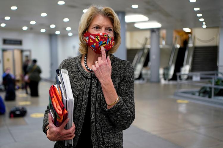  Lisa Murkowski er en af de syv republikanske senatorer, der stemte for at dømme Donald Trump. Her er hun iført Batman-maske under en pause i rigsretssagen.   Foto: Joshua Roberts/Ritzau Scanpix