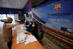En kvinde afleverer sin stemme på et valgsted nved siden af Camp Nou stadion o Barcelona. Foto: Albert Gea/Ritzau Scanpix