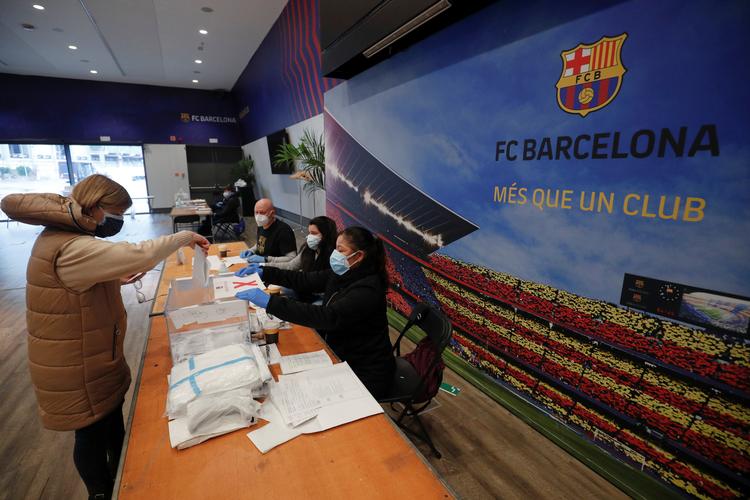 En kvinde afleverer sin stemme på et valgsted nved siden af Camp Nou stadion o Barcelona. Foto: Albert Gea/Ritzau Scanpix