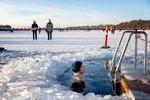 Louise Broby vinterbader tre gange om ugen i Buresø. Hver fredag klokken 06. I den seneste tid med en spade i hånden til at hakke hul på isen. Foto: Jesper Houborg/POLFOTO