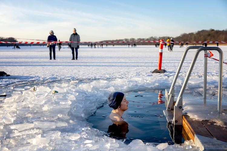 Louise Broby vinterbader tre gange om ugen i Buresø. Hver fredag klokken 06. I den seneste tid med en spade i hånden til at hakke hul på isen. Foto: Jesper Houborg/POLFOTO
