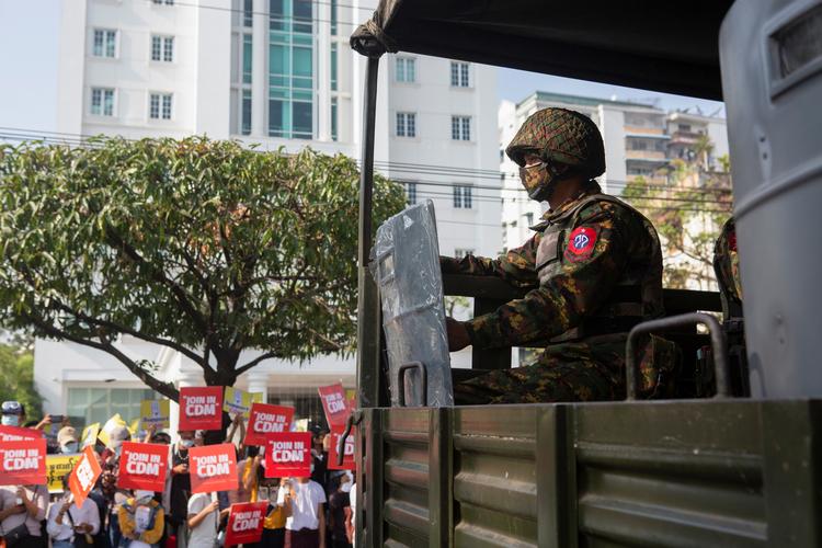 Demonstranter viser mandag deres foragt for militæret i Myanmars hovedby Yangon. Foto: Stringer/Ritzau Scanpix