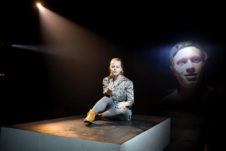 Med forestillingen ’Skam’ – her med Frieda Joanna Krøgholt som Eva – fik Jon Stephensen og Aveny-T et hit hos et bredt publikum af unge, hvilket nærer ambitionerne om at skabe en nationalscene for ungekultur, og gerne på netop Aveny-T.   Arkivfoto Martin Lehmann