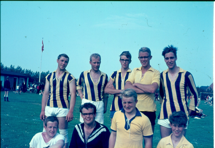 Agtrups håndboldhold omkring 1965. Øverst fra venstre Niko, Julius, Ole (min bror), Søren (mig), Fidde. Nederst: Werner, Uwe, Frede og Svend. Vi har vundet en turnering. 