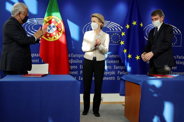 Portugal's Antonio Costa klappede, det gjorde EU-Parlamentets David Sassoli, mend Kommissionens Von der Leyen takkede. EU's store genopretningspakke er virkelighed.Olivier Matthys/Pool via REUTERS Foto: Pool/Ritzau Scanpix