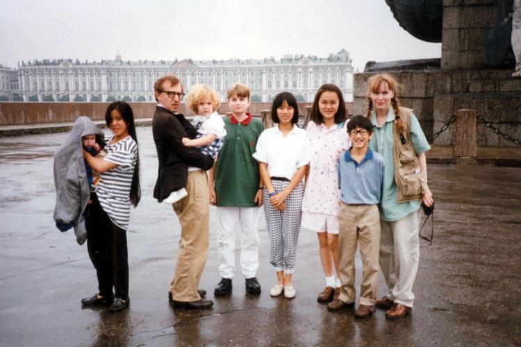 I en ny miniserie, ’Allen v. Farrow’, bliver skyttegravskrigen mellem det tidligere par, Woody Allen og skuespilleren Mia Farrow, undersøgt; en skyttegravskrig som har varet siden 1990’erne, og som begyndte med, at deres datter, Dylan, anklagede Woody Allen for at have misbrugt hende seksuelt. Foto HBO