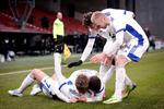 Viktor Fischer har mandag aften scoret for FC København i Parken, og holdkammeraterne fejrer deres formstærke angriber i Superliga-duellen med SønderjyskE. Foto: Jens Dresling/POLFOTO