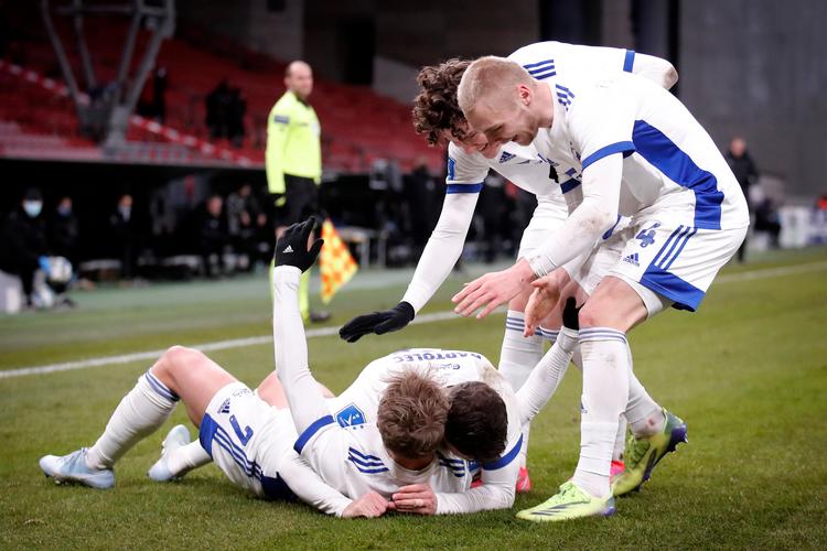 Viktor Fischer har mandag aften scoret for FC København i Parken, og holdkammeraterne fejrer deres formstærke angriber i Superliga-duellen med SønderjyskE. Foto: Jens Dresling/POLFOTO