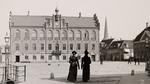 Nationalmuseet får brug for hjælp fra velbevandrede lokale, der kan fortælle, præcist hvor det enkelte billede er taget. Her ses rådhuset i Nyborg i 1898. Pr-foto Nationalmuseet