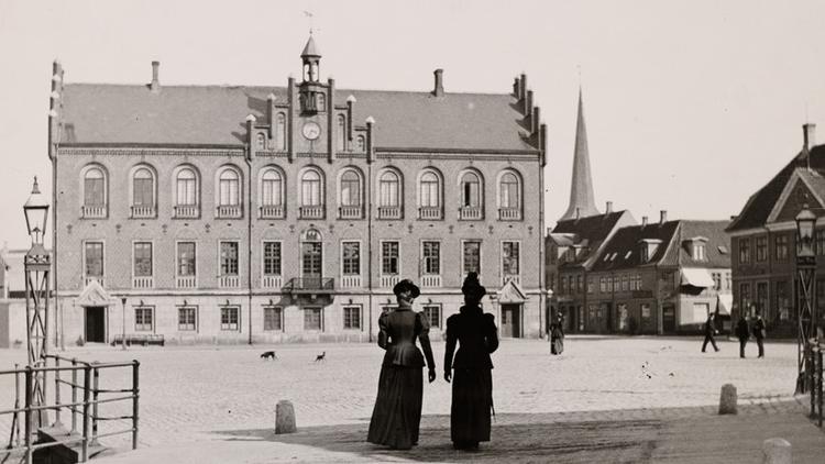 Nationalmuseet får brug for hjælp fra velbevandrede lokale, der kan fortælle, præcist hvor det enkelte billede er taget. Her ses rådhuset i Nyborg i 1898. Pr-foto Nationalmuseet