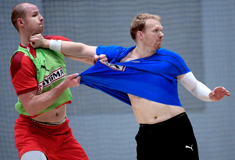 Der bliver hevet og flået i topspillere som Simon Hald (t.v.) og Anders Zachariassen.   Foto: Lars Poulsen