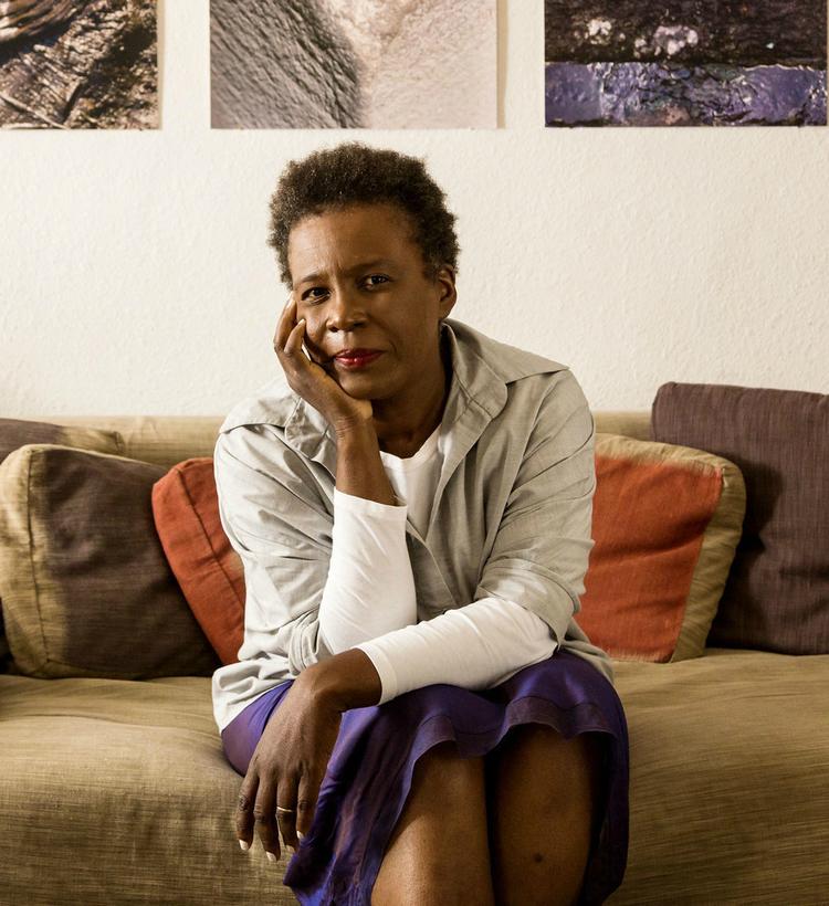 Claudia Rankine har skrevet digte og essays og værker, som blander genrer, foruden teaterstykket 'Hvidt kort', der netop er kommet på dansk. Foto: Blue Flower Arts