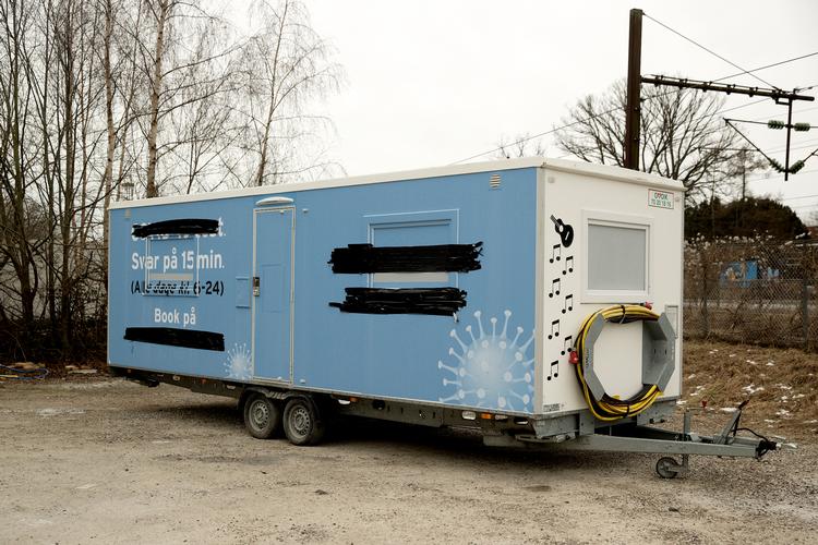 Testvognene fra Charlottenlund  Lægehus står spøgelsesagtigt forladte hen på et lukket testcenter nord for København. Efter en række afsløringer om sikkerhedssvigt smed regionerne med øjeblikkelig virkning firmaet på porten 7. februar som leverandør af lyntests til fire af fem regioner.  Foto: Peter Hove Olesen/POLFOTO