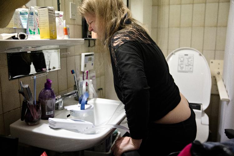 I begyndelsen af dette år kørte Politiken en serie om borgere med handikap, der følte sig svigtet af kommunen. Her er det Michelle Børressen fra Odense, der har beskadiget nakken i en grad, så hun skal have hjælp til det meste. Foto: Jesper Houborg/POLFOTO