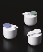 Disse små sojaflasker, der ligner skulpturer, er skabt i 2000 af Masatoshi Sakaegi.  Foto: Foto fra bogen