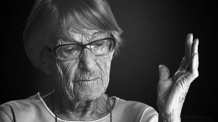 Brunhilde Pomsel kalder sig selv en af de feje, der var medskyldig i, at nazisterne kunne tage magten i Tyskland. Efter krigen blev hun arrestret af russerne og var derefter fængslet i i fem år. Blandt andet sad hun i den tidligere kz-lejr Buchenwald.    Foto: Camera Film