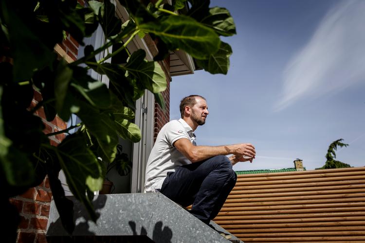Henrik Nielsen, der bor cirka 3 kilometer fra lufthavnen med sin familie, kunne dårligt holde ud at være i haven på grund af flystøj og dårlig luft, da Politiken besøgte ham i 2019.  Foto: Mads Nissen/POLFOTO