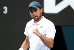 Aslan Karatsev er den helt store overraskelse ved Australian Open, hvor han nu skal møde mesteren, serbiske Novak Djokovic, i semifinalen. Foto: Kelly Defina/Ritzau Scanpix