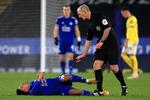 Den engelske dommer Mike Dean, der her tilser Leicesters James Justin, valgte efter mordtrusler at tage en kort pause fra arbejdet i Premier League.  Foto: Mike Egerton/Ritzau Scanpix