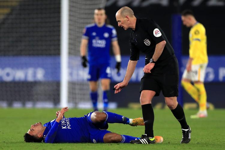 Den engelske dommer Mike Dean, der her tilser Leicesters James Justin, valgte efter mordtrusler at tage en kort pause fra arbejdet i Premier League.  Foto: Mike Egerton/Ritzau Scanpix