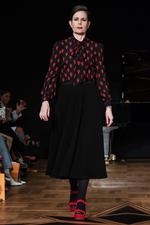 Litteraturprofessor Sara Danius designede sløjfeskjorten med kvindetegn, efter at hun var blevet stemt væk fra posten som permanent sekretær i Det Svenske Akademi. Her bærer hun den selv på catwalken under Stockholm Fashion Week i august 2018.  Foto: Tradera