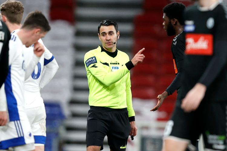Dommer Sandi Putros stjal overskrifterne, da han dømte tre fejlagtige straffespark i FCK's sejr på 3-2 over Sønderjyske, uden at VAR brød ind.  Foto: Jens Dresling/POLFOTO