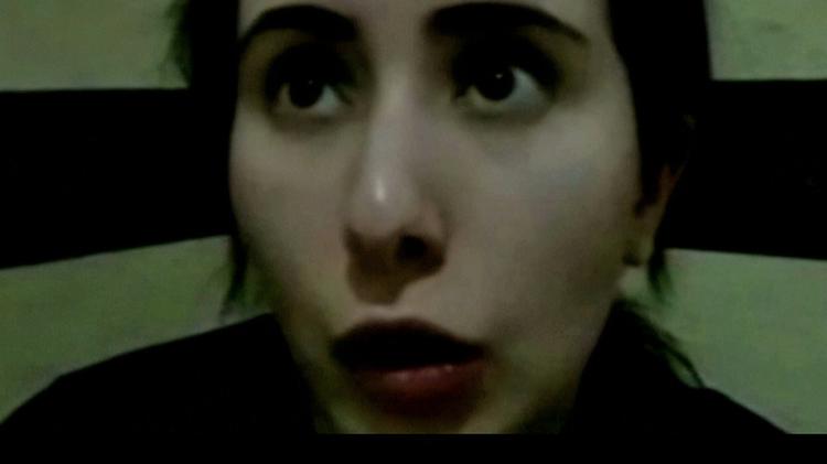 For tre år siden forsøgte prinsesse Latifa at flygte fra sin far, emiren af Dubai. Men hun blev fanget af kommandosoldater ud fra Indiens kyst  og bragt tilbage til Dubai. Nu er det lykkedes hende at sende videobeskeder ud via BBC fra badeværelset i den villa, hun er spærret inde i.  Foto: Bbc/ Panorama/ritzau Scanpix