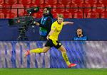 Her fejrer Erling Braut Haaland sin scoring til 3-1 for Dortmnd under besøget i Sevilla onsdag aften i Champions League. Foto: Marcelo Del Pozo/Ritzau Scanpix