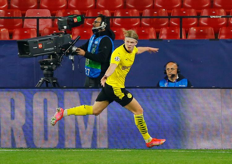 Her fejrer Erling Braut Haaland sin scoring til 3-1 for Dortmnd under besøget i Sevilla onsdag aften i Champions League. Foto: Marcelo Del Pozo/Ritzau Scanpix
